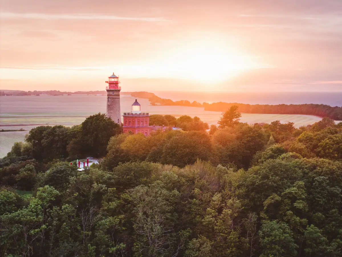 Kap Arkona Leuchtturm inmitten eines Waldes
