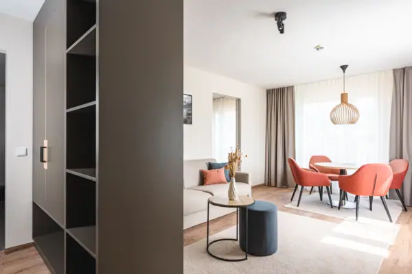 Suite Wohnzimmer mit Sofa und Tisch.