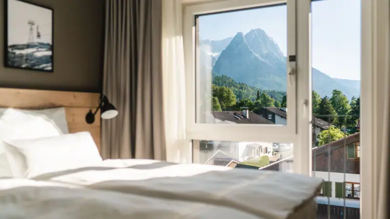 Zimmer mit Bergblick Schlafzimmer mit Fenster und Bergblick