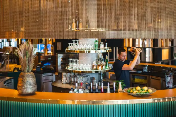 Bar Garmisch-Partenkirchen Ein Mann schenkt ein Getränk an der aja Bar in Garmisch-Partenkirchen ein.