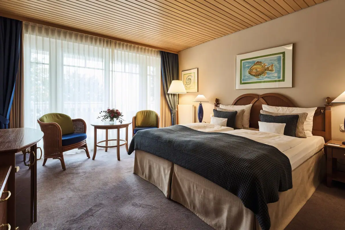 Ein Schlafzimmer mit einem Bett und Stühlen.