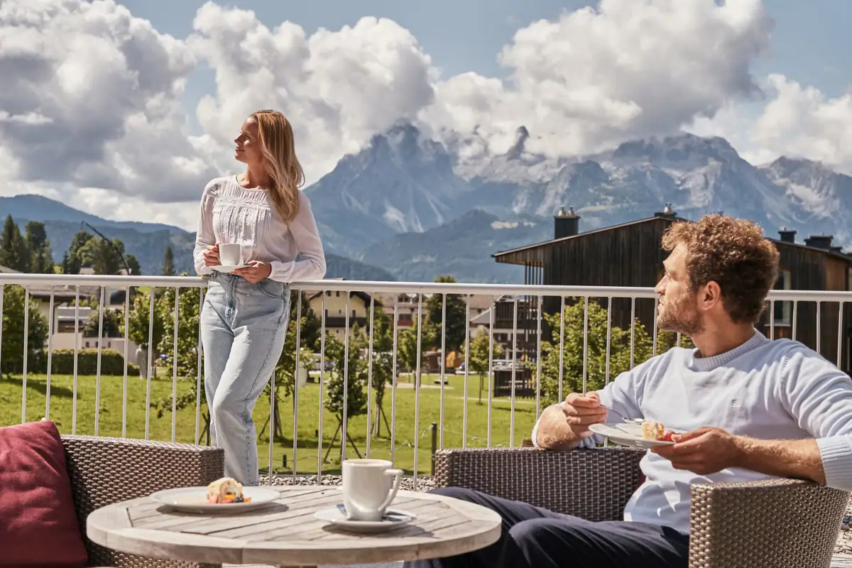 Ein Mann und eine Frau auf einem Balkon.