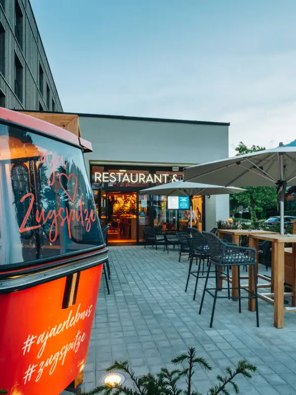 Gondel Eine roter Gondel mit einem roten Schild darauf.