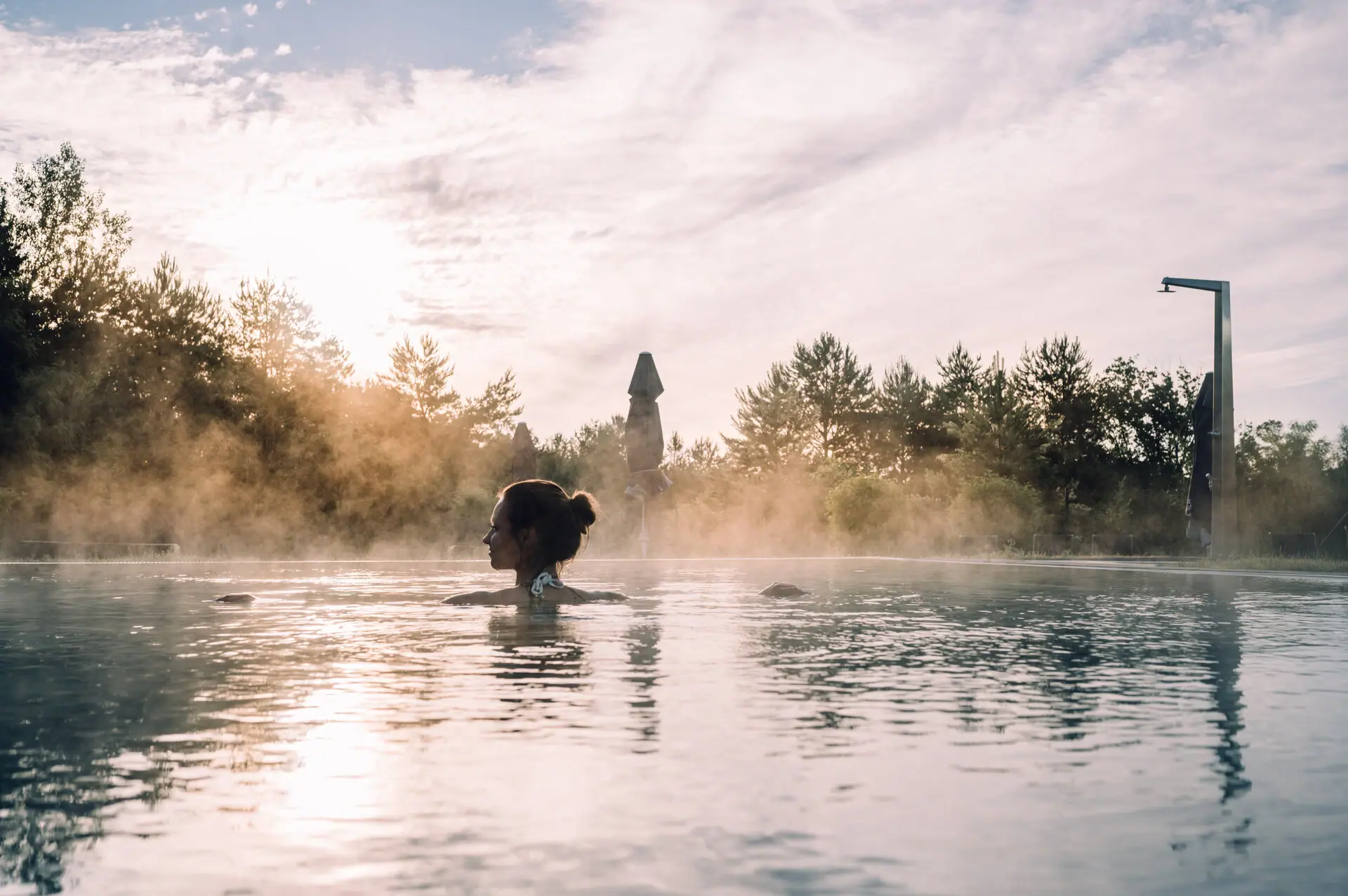 Außenpool Eine Frau im Wasser.