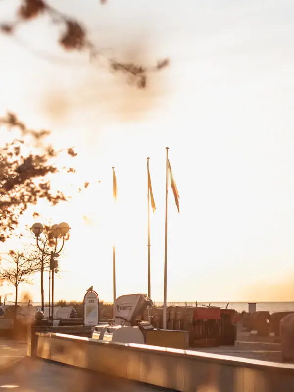 Promenade Ein Weg mit Fahnen.