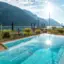 Außenpool aja Achensee Swimmingpool mit Steg und Bergkulisse im Hintergrund.