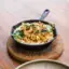 Käsespätzle Pfanne mit Essen auf einem Tisch