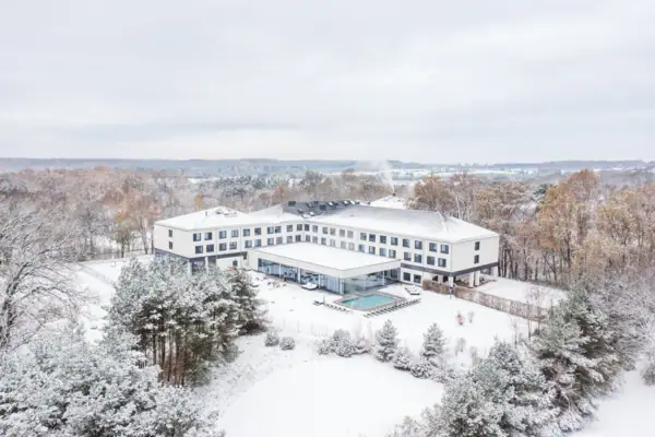 Schnee in Bad Saarow Ein Gebäude mit einem Pool in der Mitte, umgeben von Schnee.