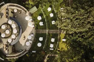 Liegewiese Luftaufnahme eines Gebäudes mit Sonnenschirmen und Grasflächen