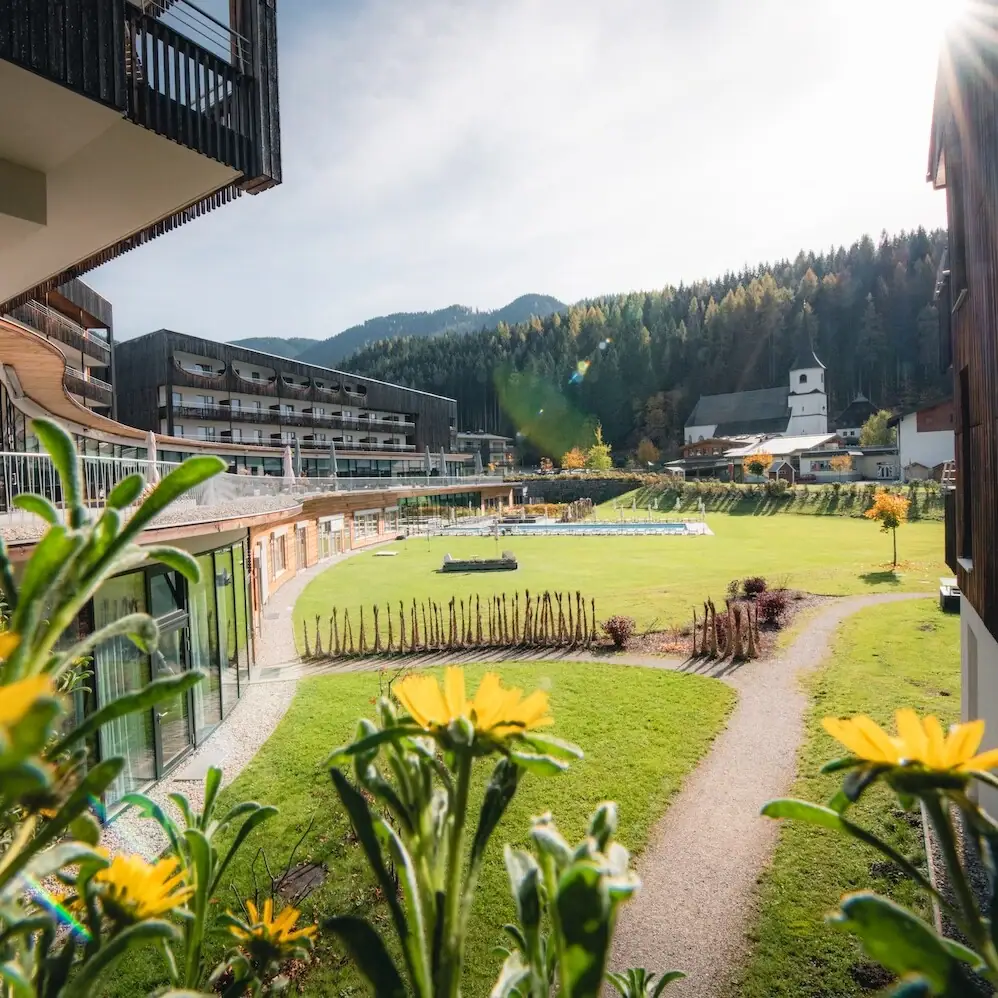 Werfenweng Ausblick Grasfläche mit Gebäuden und Bäumen im Hintergrund