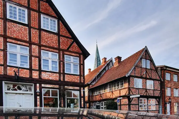 Altstatdt Grömitz Spiegelung eines Gebäudes in einer Pfütze