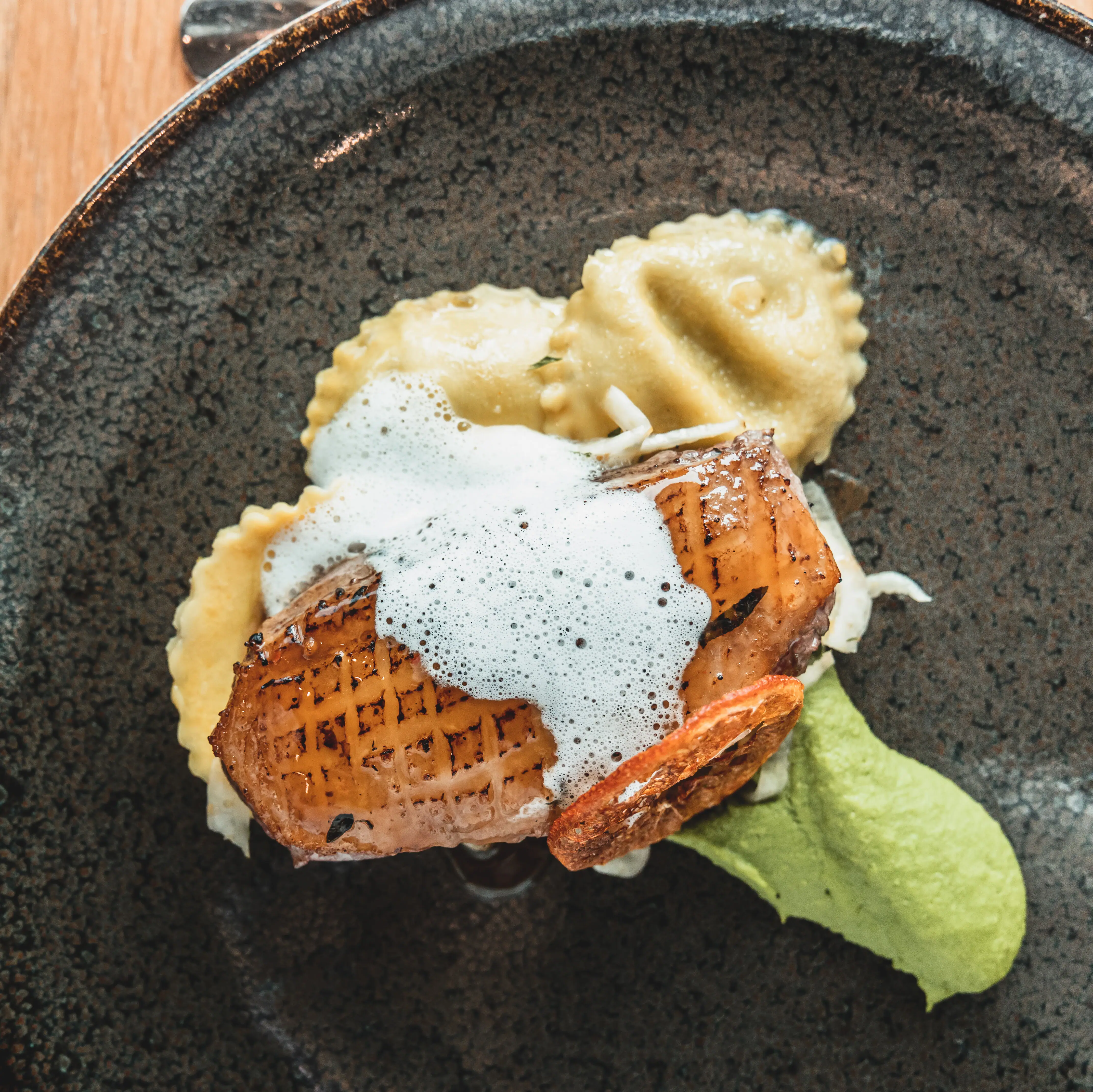 Gericht mit Pasta Ein Teller mit Essen, Gabel und Messer.