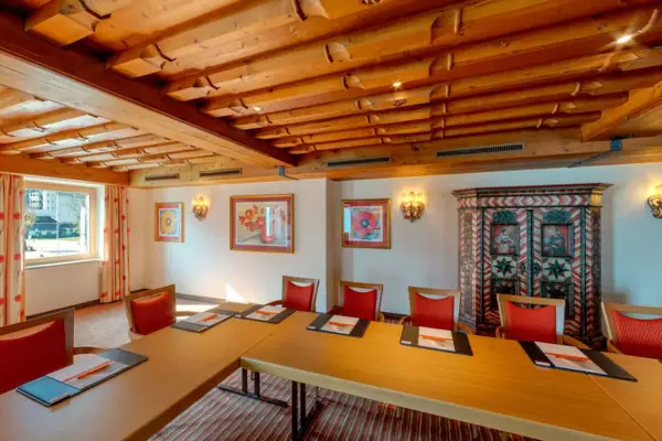 Tagungsraum Tagungsraum mit Tischen und Stühlen.