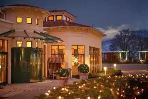 Nordperd & Villen Göhren Ein Gebäude mit beleuchteter Fassade bei Nacht.