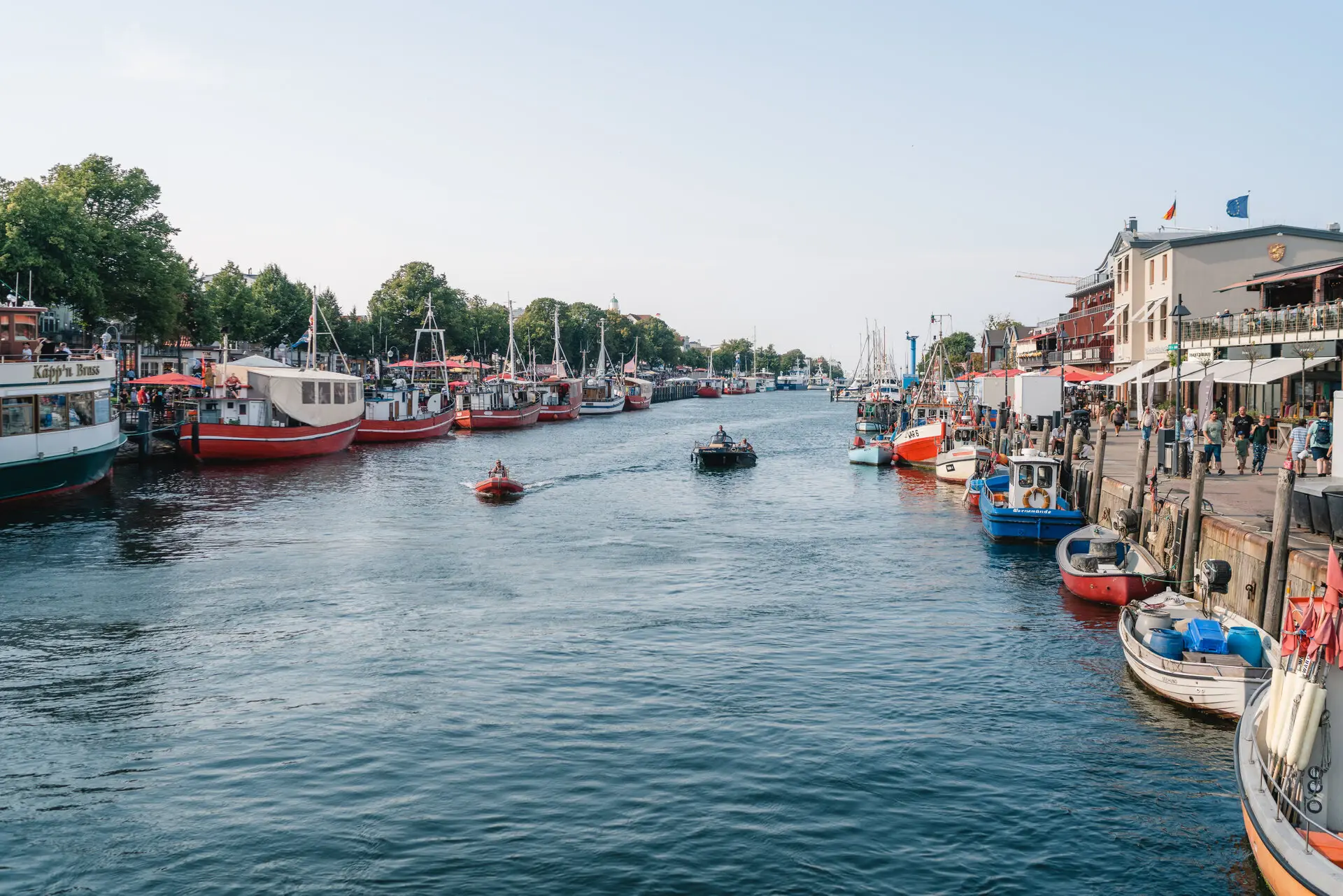 Alter Strom in Warnemünde Gruppe von Booten in einem Kanal