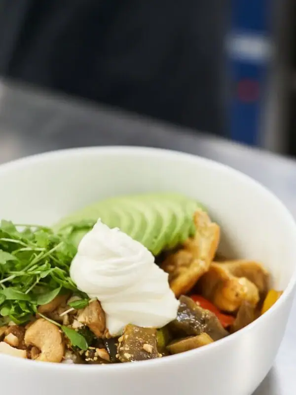 Gericht Eine Schüssel mit Essen auf einem Tisch.