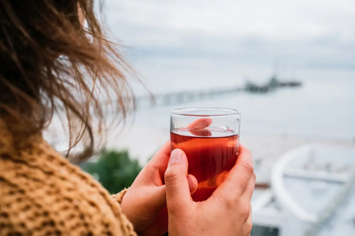 Tee Aussicht Eine Person hält ein Glas mit Tee.