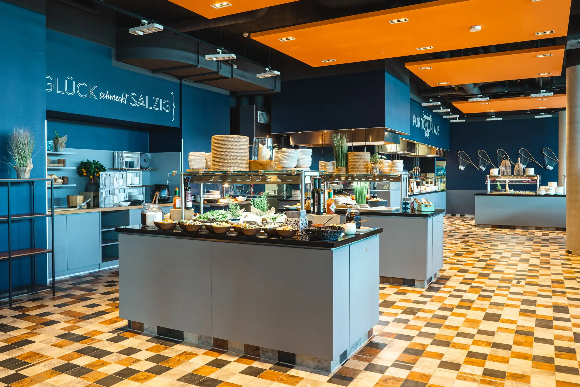 Abendbuffet im aja TRavemünde Vielfältiges Buffet mit verschiedenen Gerichten in einem Restaurant