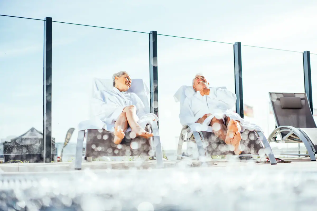 Ein Mann und eine Frau sitzen auf Stühlen.