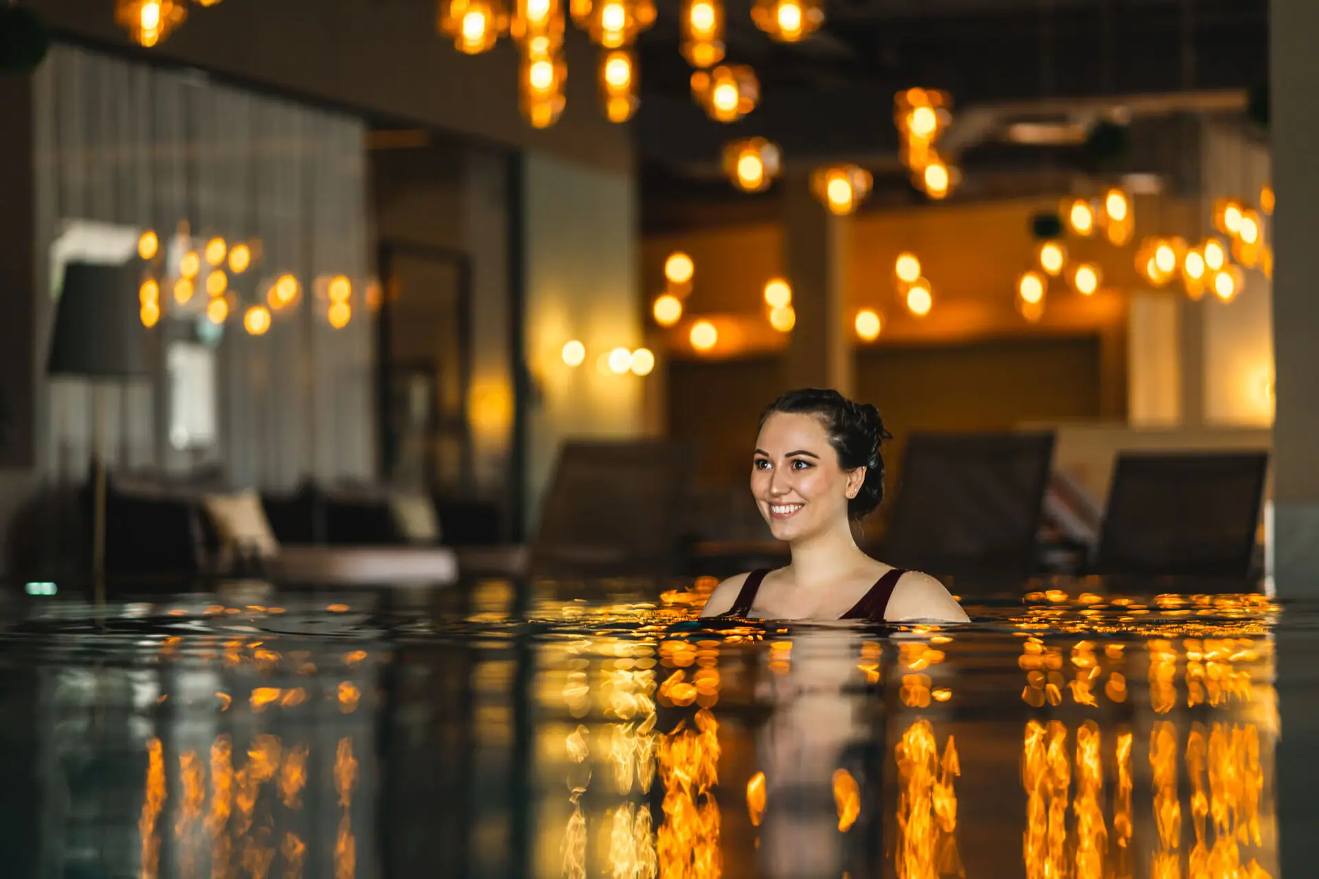 Innenpool Eine Frau lächelt in einem Pool.