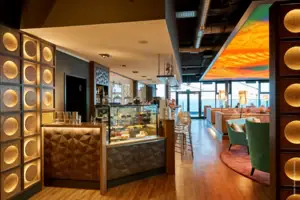 Bar Ein Restaurant mit Blick auf den Ozean.