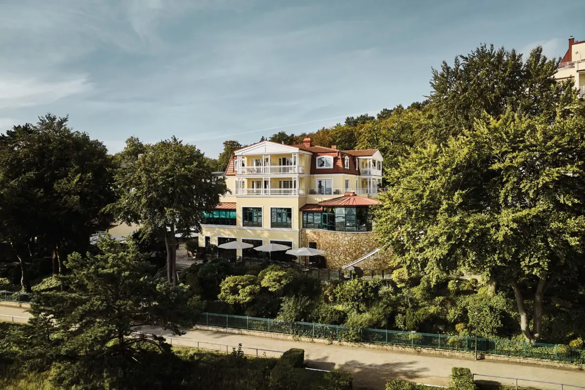 Ein Gebäude mit Bäumen darum.