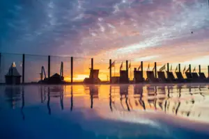 Außenpool Die Wasseroberfläche eines Außenpools bei Sonnenuntergang.