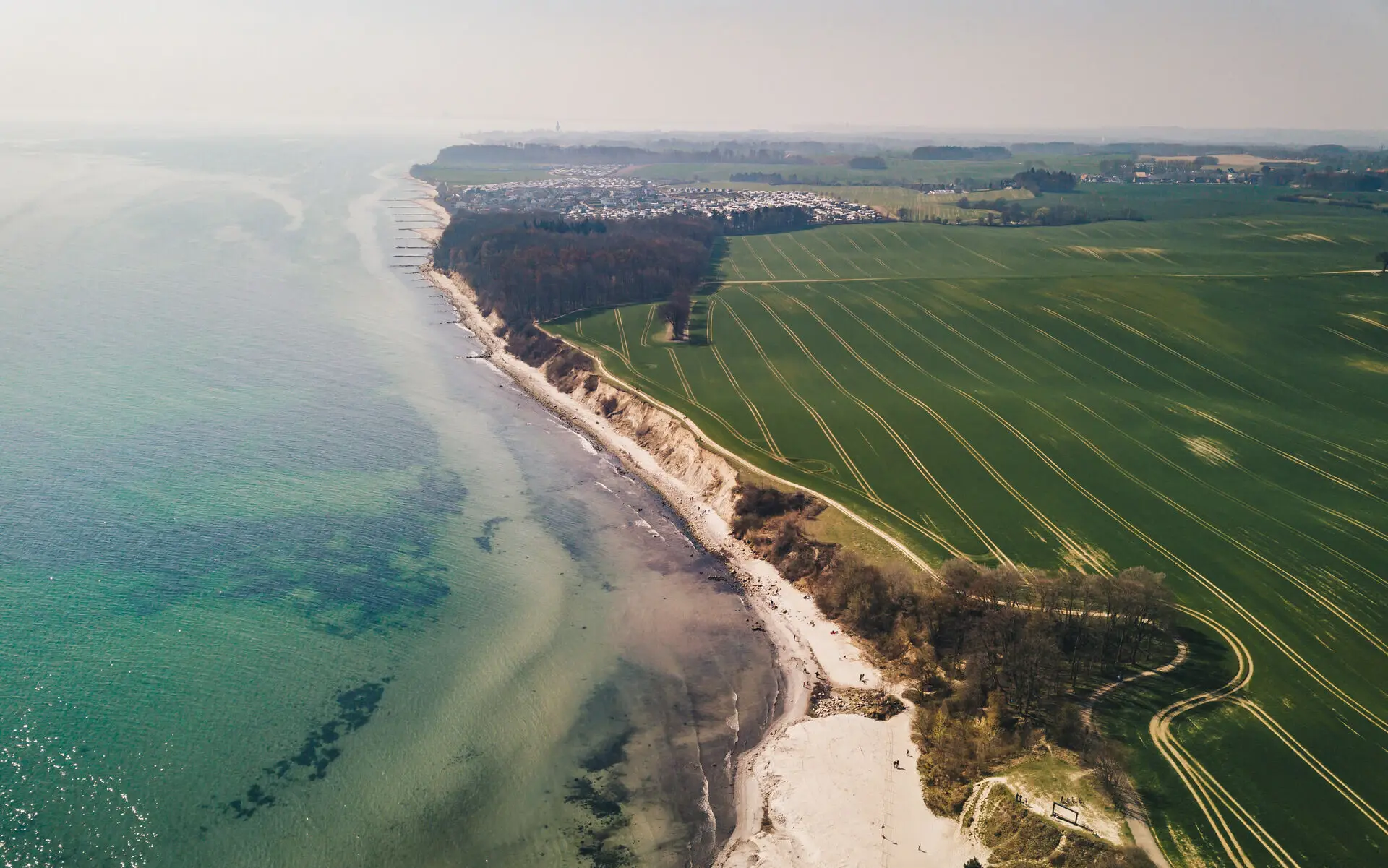 Grömitz im Frühling Luftaufnahme von der Ostseeküste.