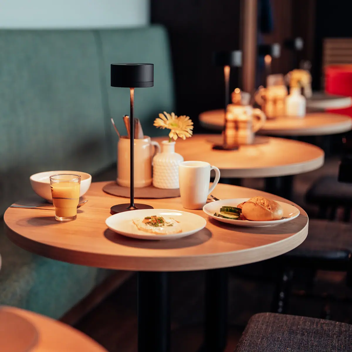 Frühstückstisch Ein Tisch mit Tellern voller Essen und Getränken.