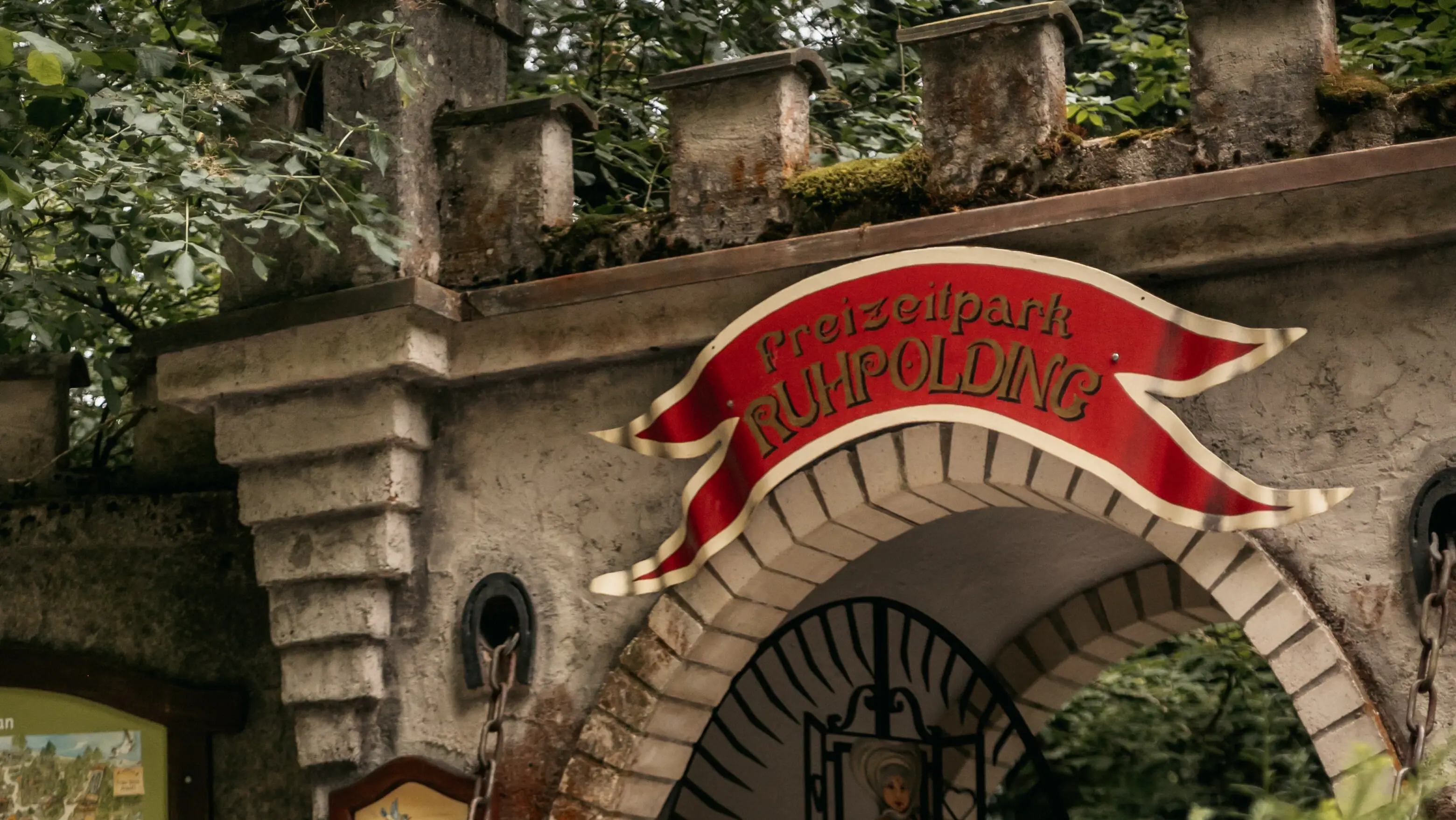 Freizeitpark Mädchen steht vor einem Gebäude mit Blumentopf.