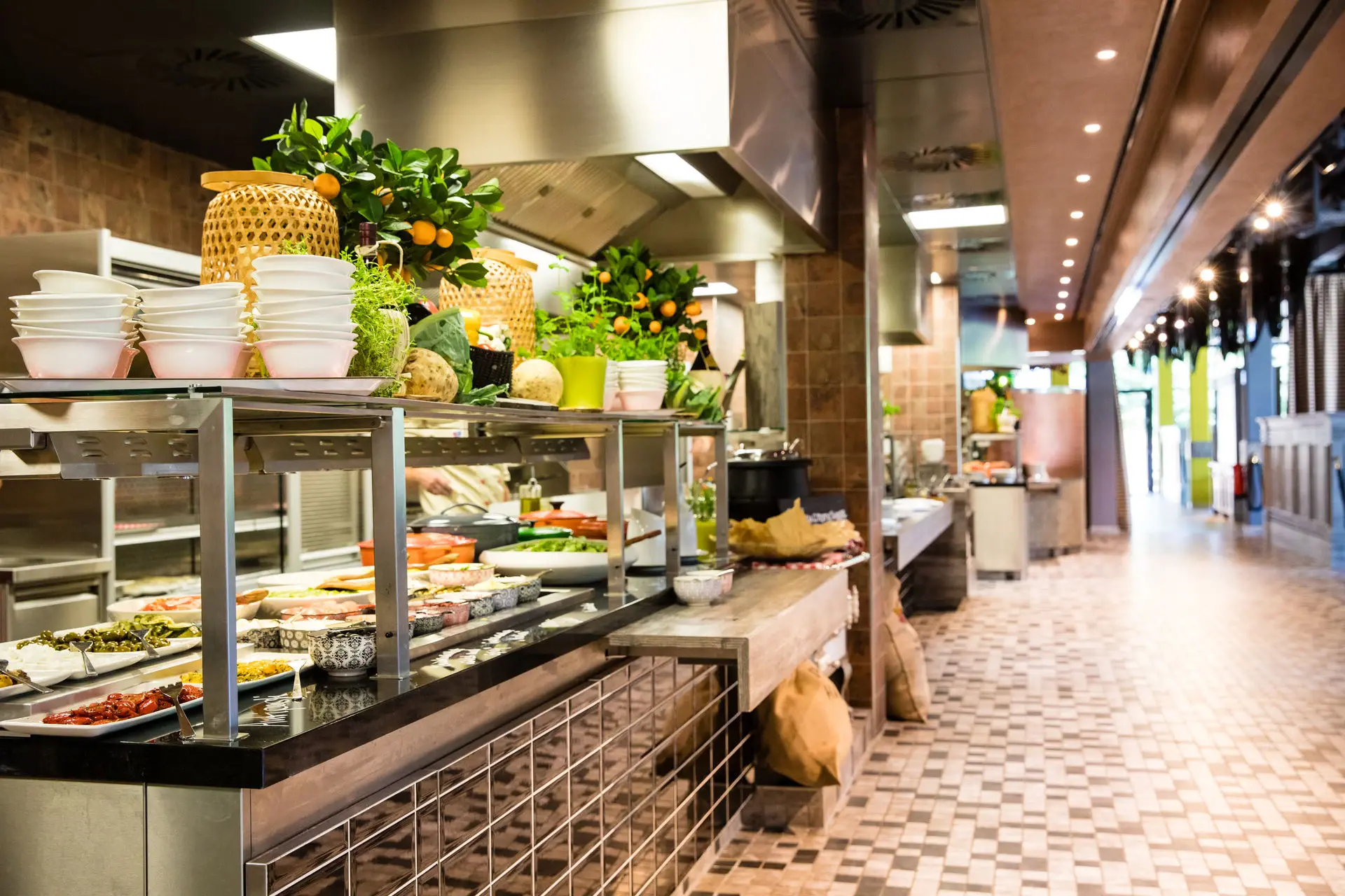 Ein gefliester Buffetbereich mit einem Abendbuffet in einem gut beleuchteten Restaurant.