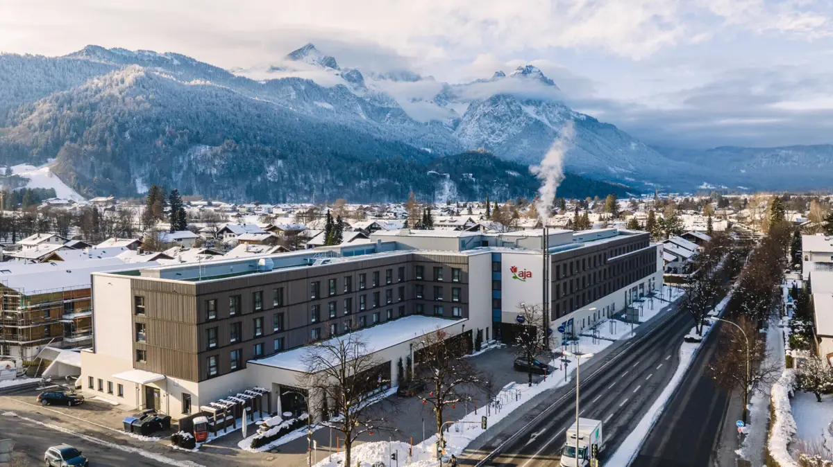 aja Garmisch-Partenkirchen im Winter Ein Gebäude mit Schnee am Straßenrand.