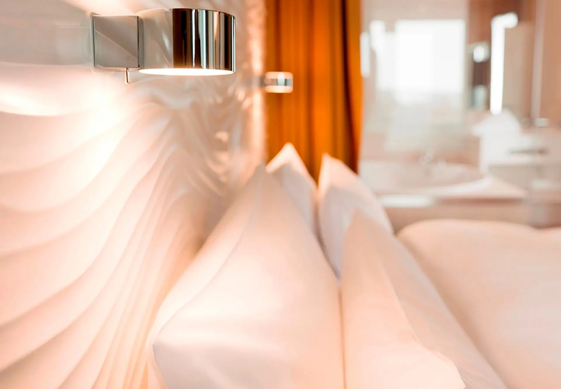 Behindertenfreundliches Zimmer  Eine Lampe an der Wand in einem Innenraum.