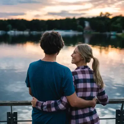 Paar am See Ein Mann und eine Frau umarmen sich an einem See.