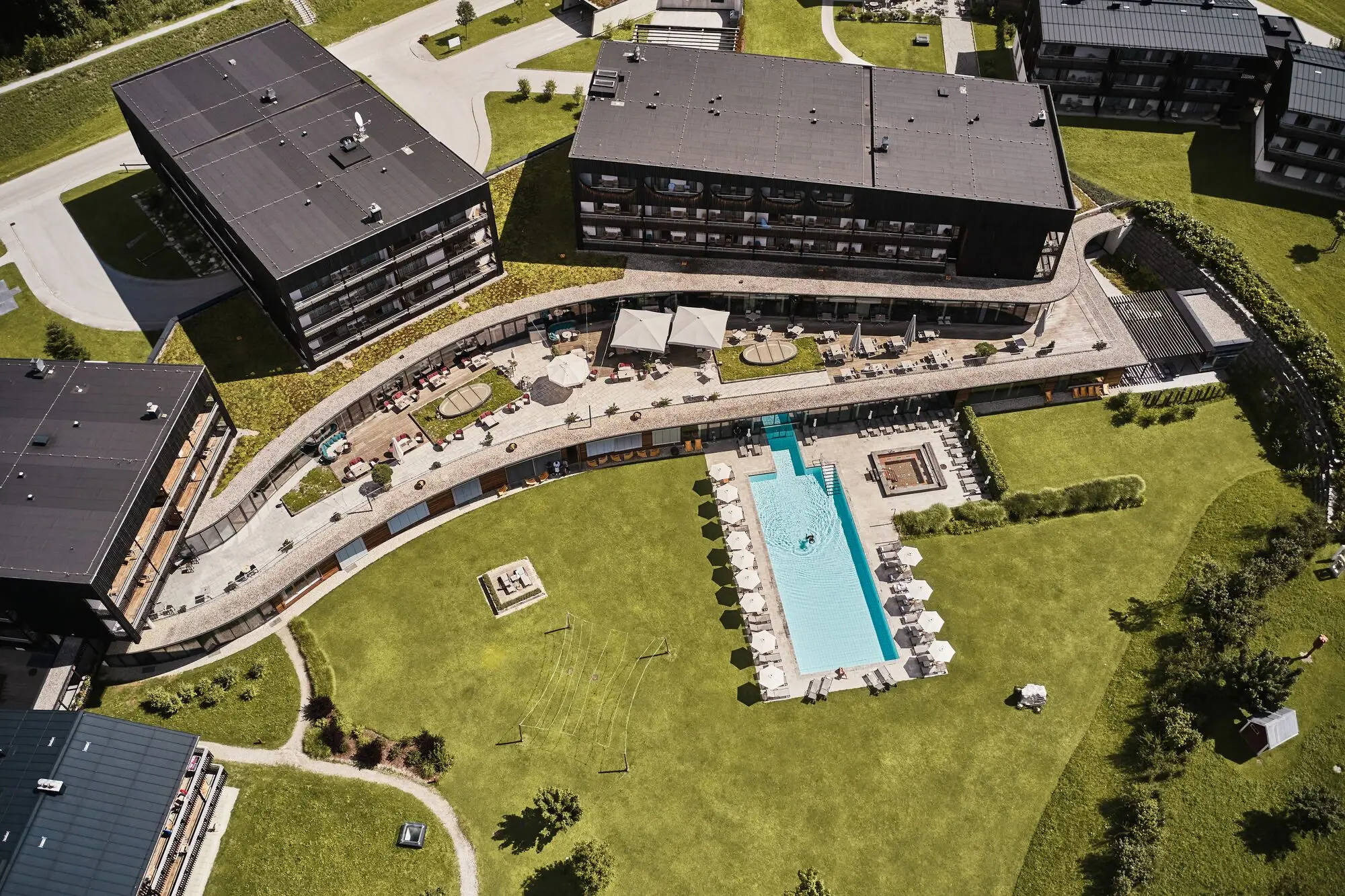Garten und Außenpool Pool in einem Hotel aus der Vogelperspektive.
