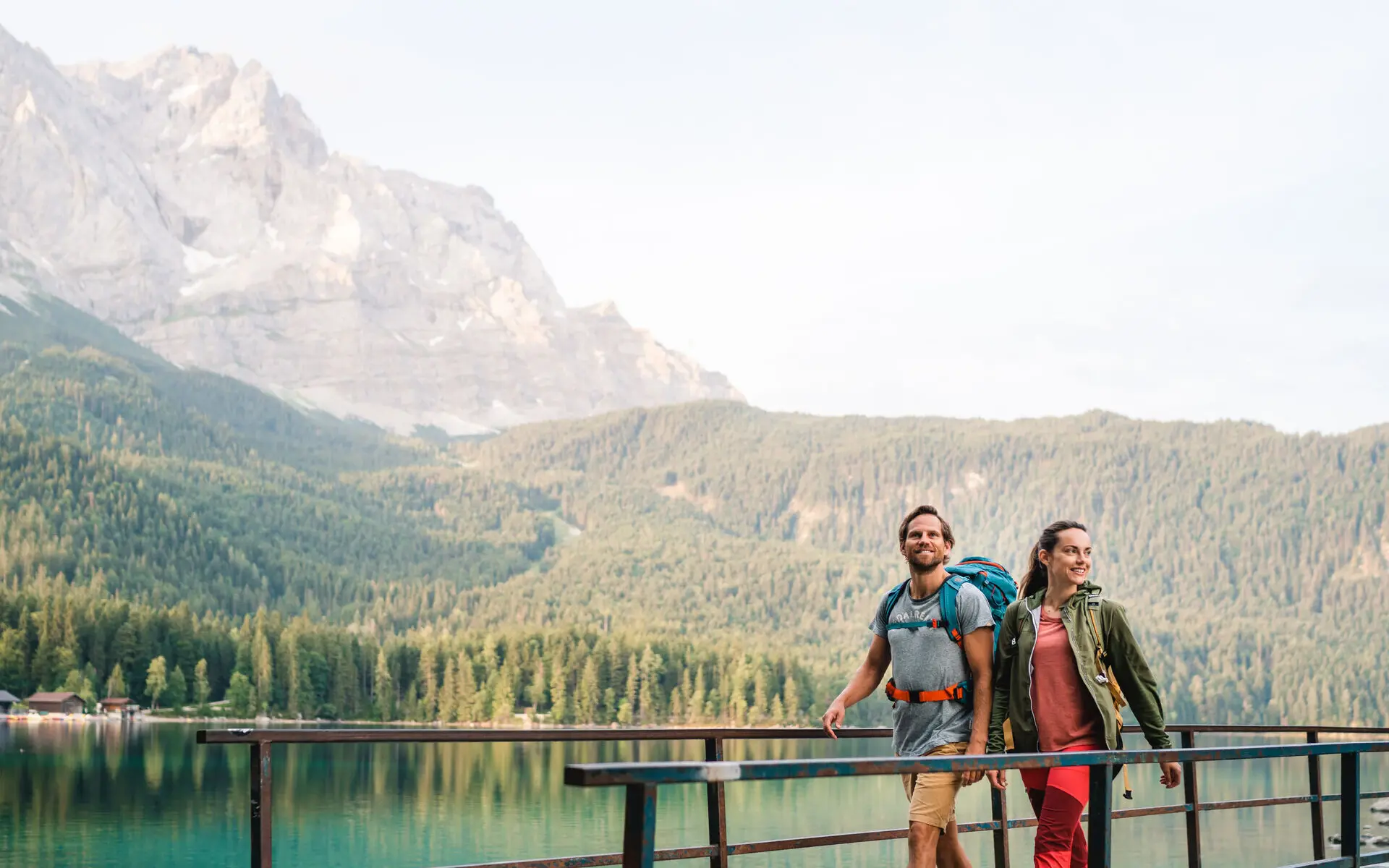 Wandern Garmisch-Partenkirchen Ein Paar geht am Eibsee wandern.