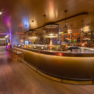 Eine Bar mit Tresen und Hockern.