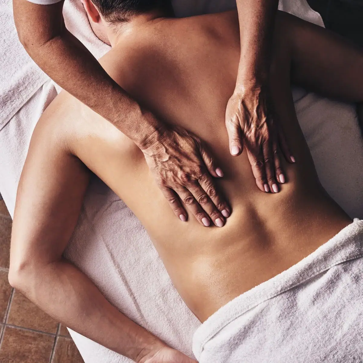 Massage Eine Person erhält eine Rückenmassage.