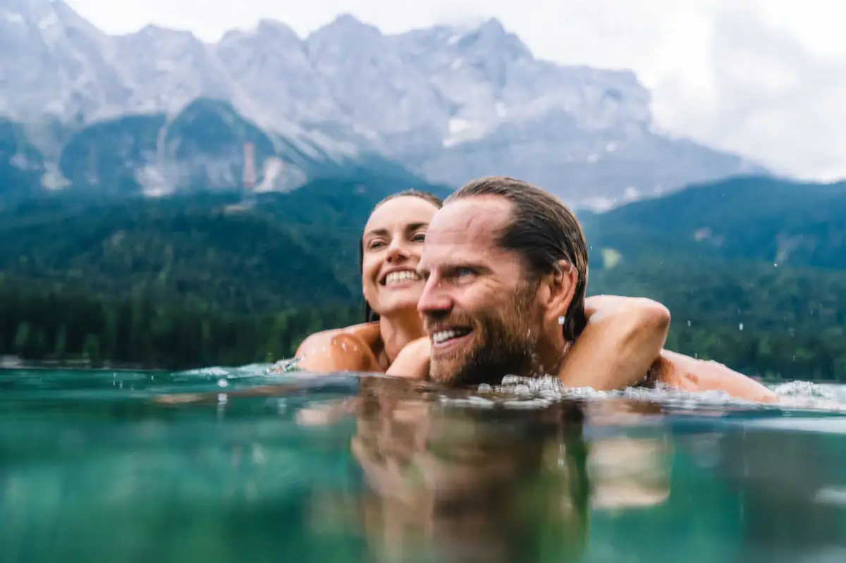 Ein Mann und eine Frau im Wasser.