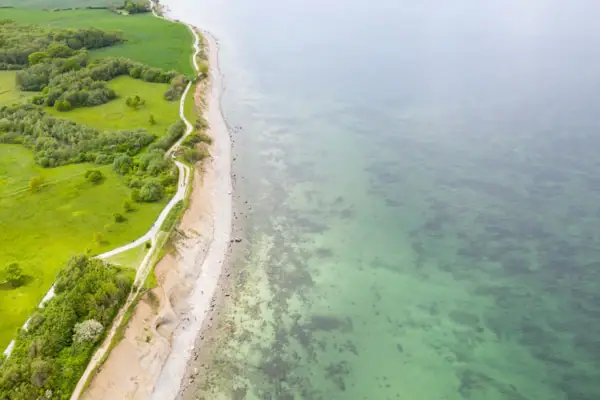 Steilufer Der Strandzugang in Travemünde von oben fotografiert.