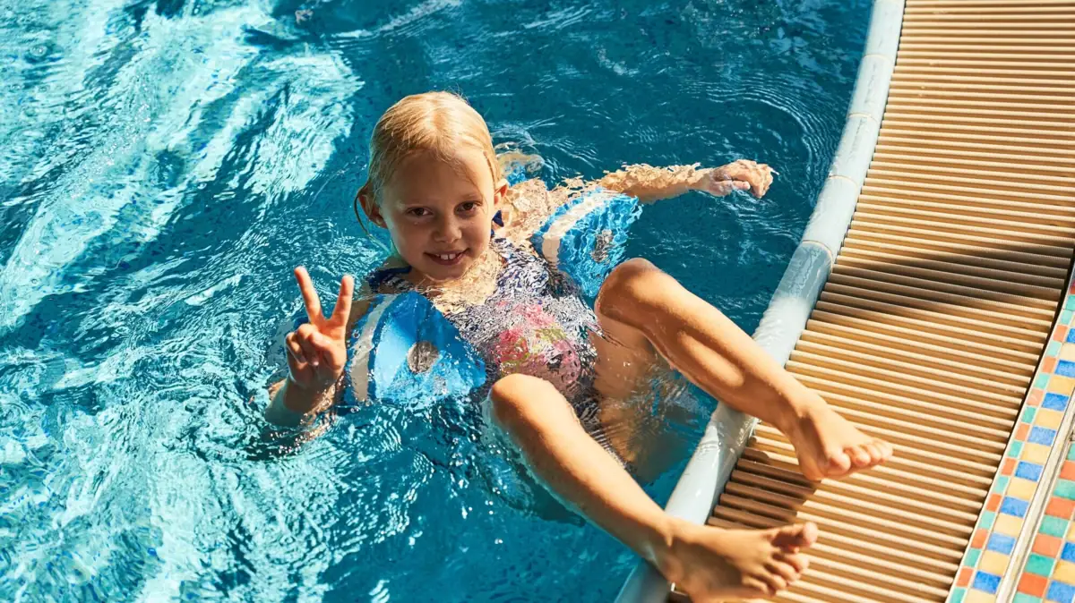 Mädchen schwimmt im Pool.