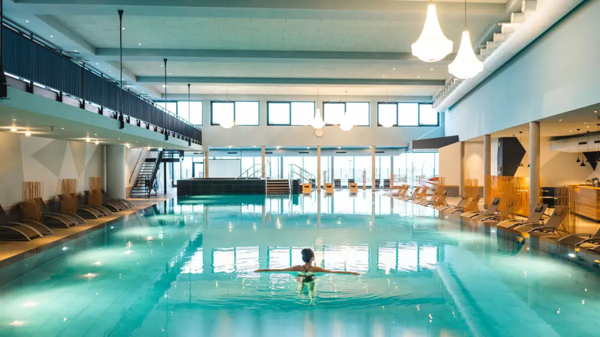 Innenpool aja Travemünde Eine Frau in einem Schwimmbecken.
