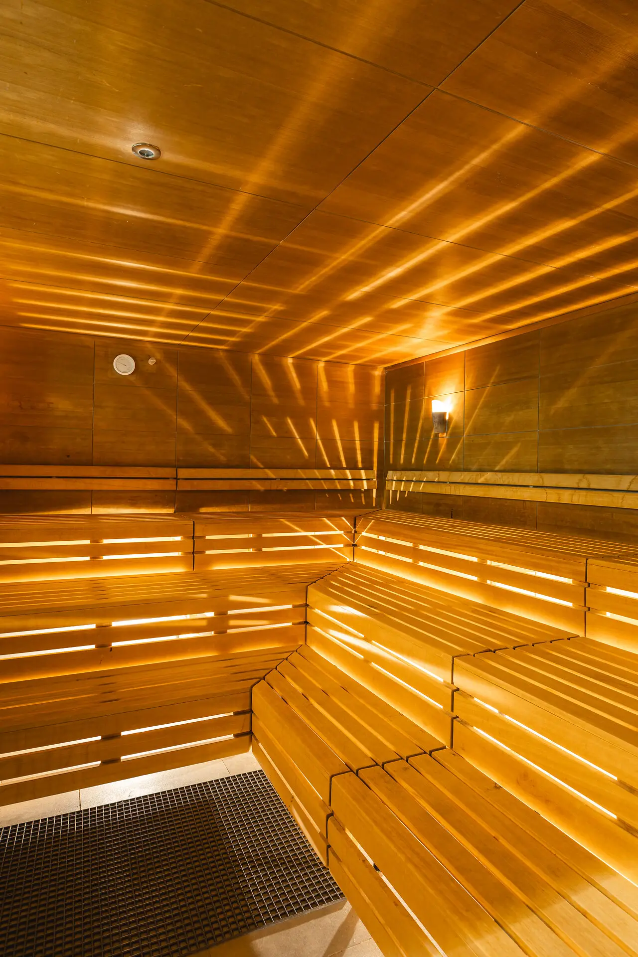 Sauna im aja Bad Saarow Eine Holzsauna von innen mit warmem Licht.
