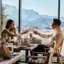 Restaurant Feinspitz Ein Mann und eine Frau sitzen an einem Tisch im Freien und halten Weingläser.