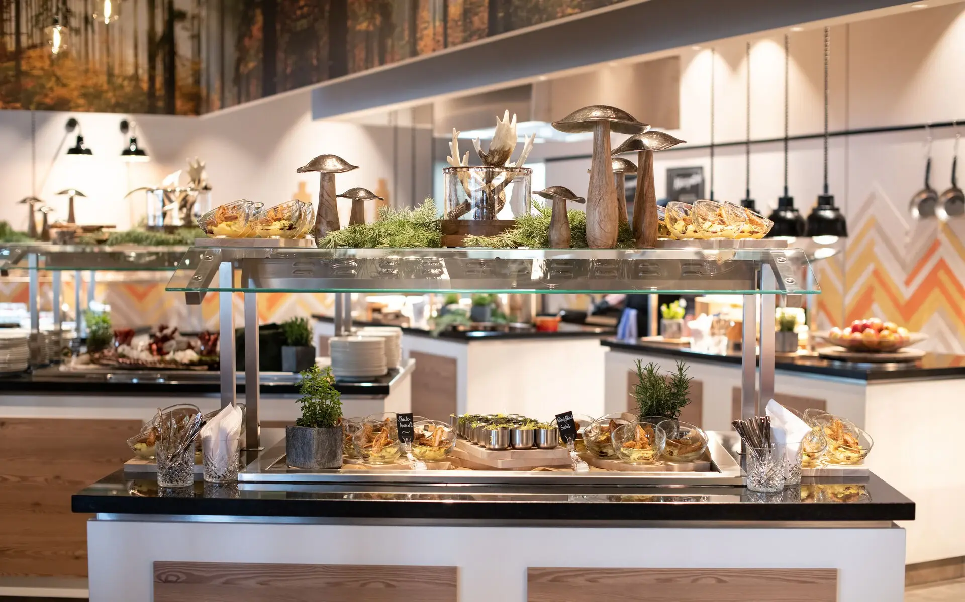 Ein dekorativ angerichtetes Buffet mit vielen verschiedenen Buffetinseln mit Speisen.