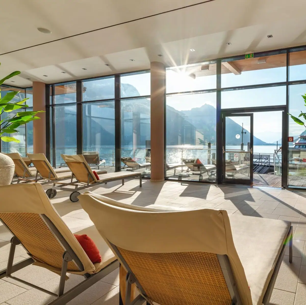 SPA mit Seeblick Ein Raum mit Stühlen und einer großen Glastür.