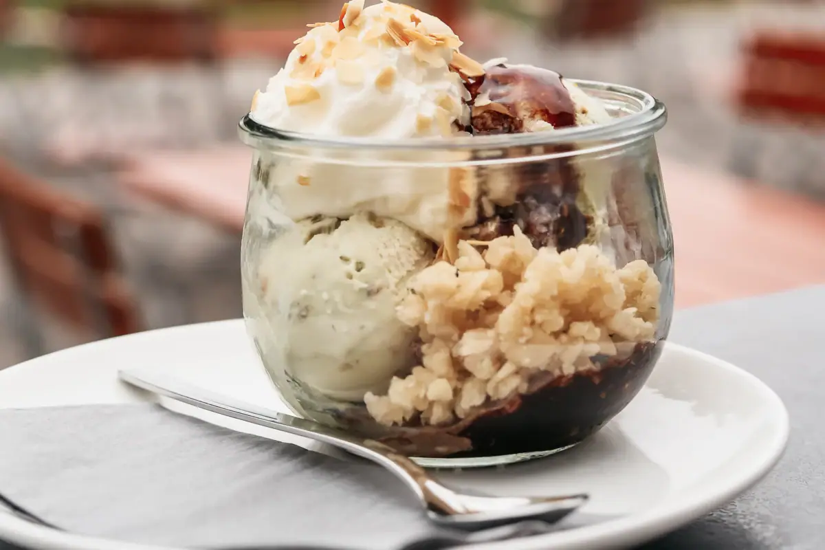 Eisbecher Glasschüssel mit Eiscreme und einer Gabel auf einem Tisch
