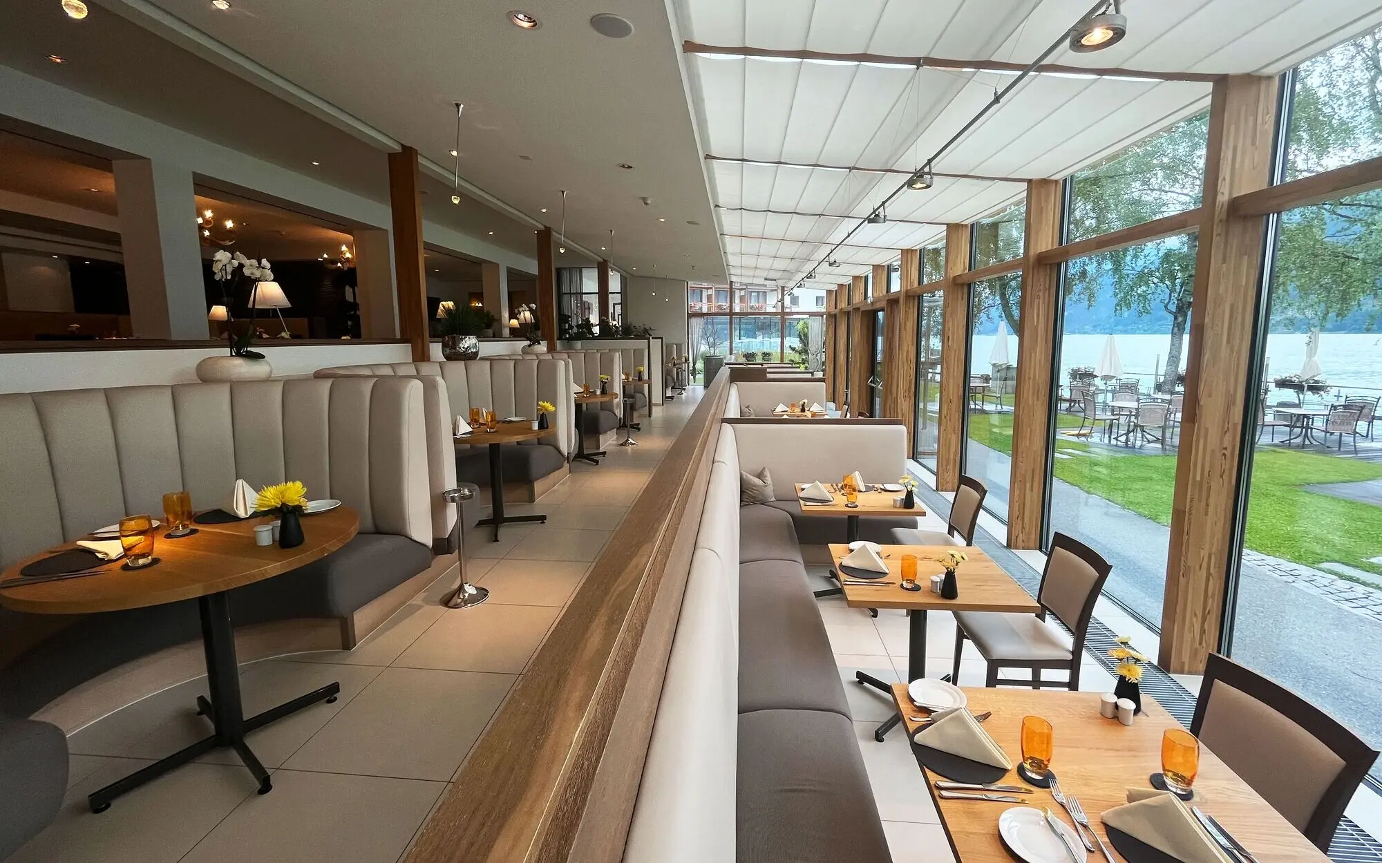 Restaurant Laurentius Achensee Restaurant mit Tischen und Stühlen, eingerichtet im modernen Stil und mit Seeblick.