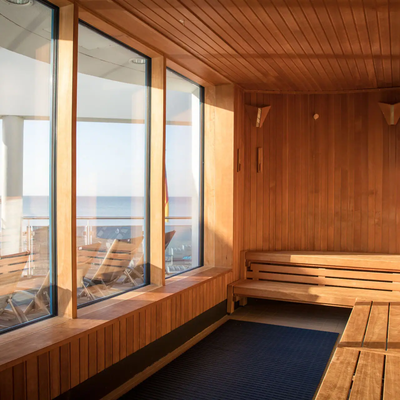 Ein Raum mit Holzwänden und Fenstern.