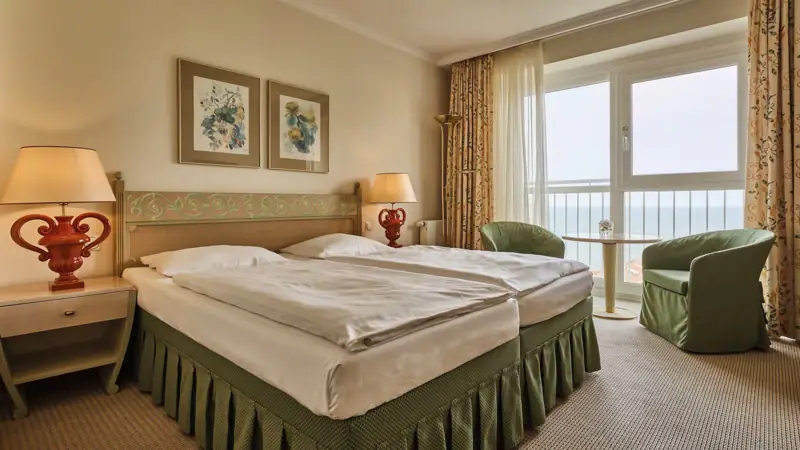 Hotelzimmer Nordperd & Villen Hotelzimmer mit Bett und Fenster.